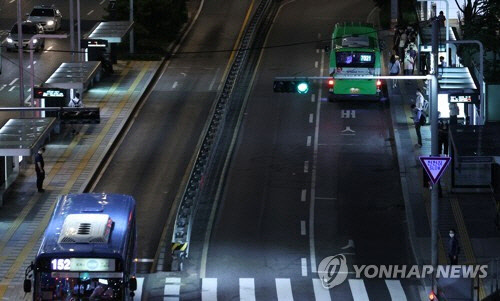 정부 "버스 등 대중교통 밤 10시 이후 감축 운행 권고"[연합뉴스]